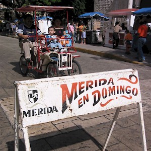 Every sunday, the historical center of Merida is closed to traffic and open to street vendors, food, music, dancing and fun. <a href=></a>