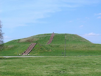 "Monks Mound in July" by Skubasteve834 - EN.Wikipedia. Licensed under CC BY-SA 3.0 via Commons <a href=></a>