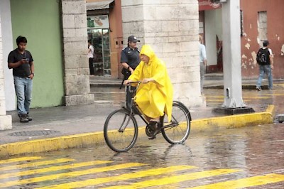 Rain coming!  <a href=>Photo by SIPSE http://sipse.com/milenio/yucatan-clima-registro-lluvia-merida-domingo-agosto-166026.html</a>